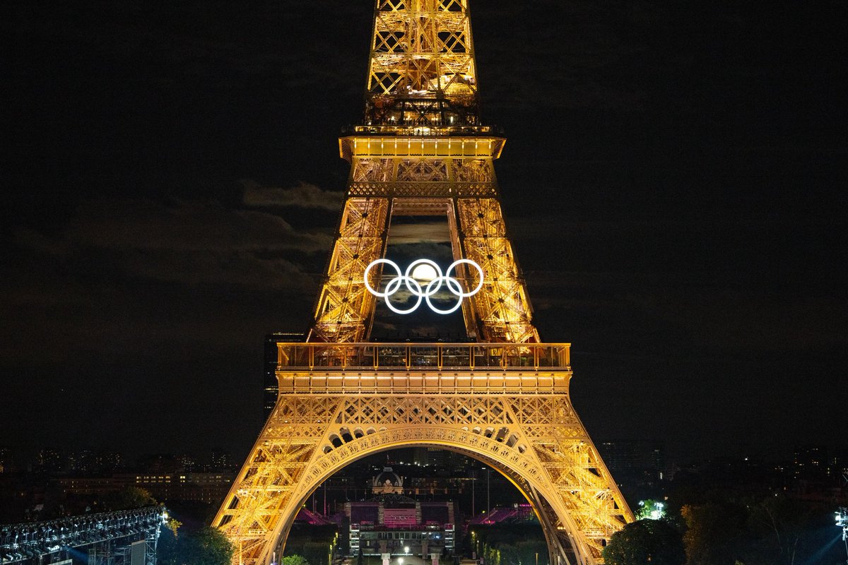 itsteven7's tweet image. When the moon lines up perfectly with the Eiffel Tower&apos;s rings commemorating the Olympic games that begin this friday!!

#Olympics #OlympicGames #Paris2024