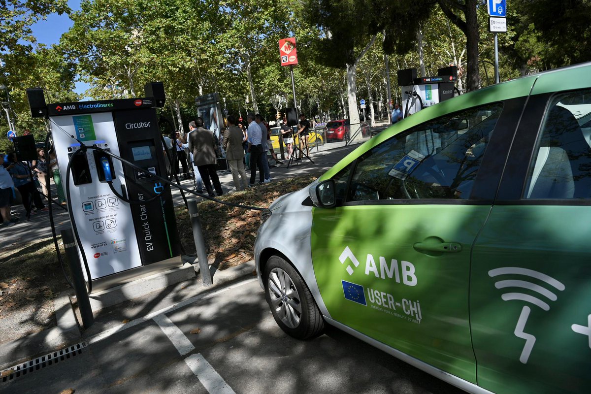 TMB_Barcelona's tweet photo. 🔋 Les electrolineres del programa #MetroCHARGE disposen de dos equips de recàrrega ràpida de 50 kW. 🔌Cada equip disposa de connectors que es poden utilitzar simultàniament i dues places d’estacionament.
➕Informació: https://t.co/epre44C4n1 https://t.co/nzt3gMVB4r