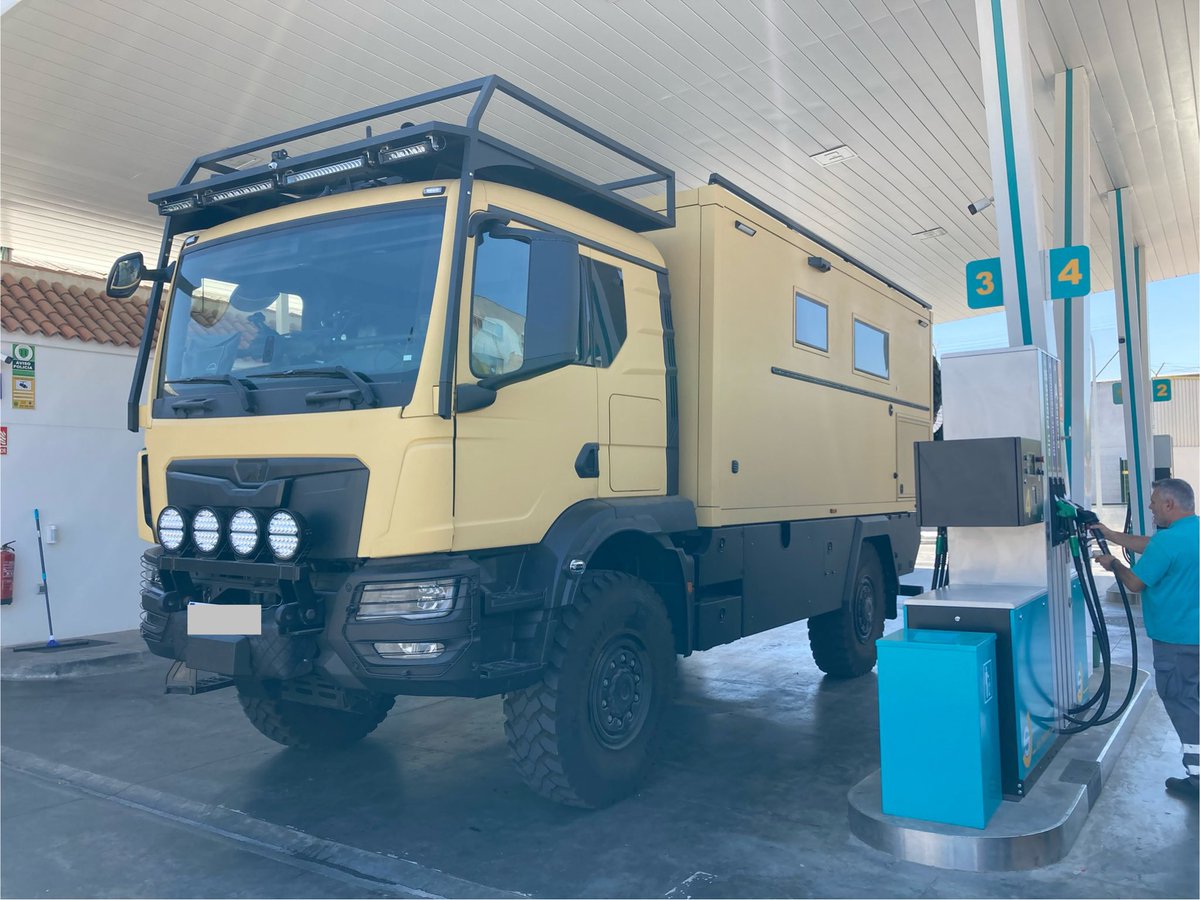 essanjeronimo's tweet image. Buenas tardes amigos, ayer tuvimos la visita de un camión MAN camperizado, que era espectacular, y con una DUCATI en la plataforma!!🤩

Esta transformación ha sido realizada por una empresa ubicada en nuestro barrio, enhorabuena!!
👏🏻👏🏻👏🏻👍