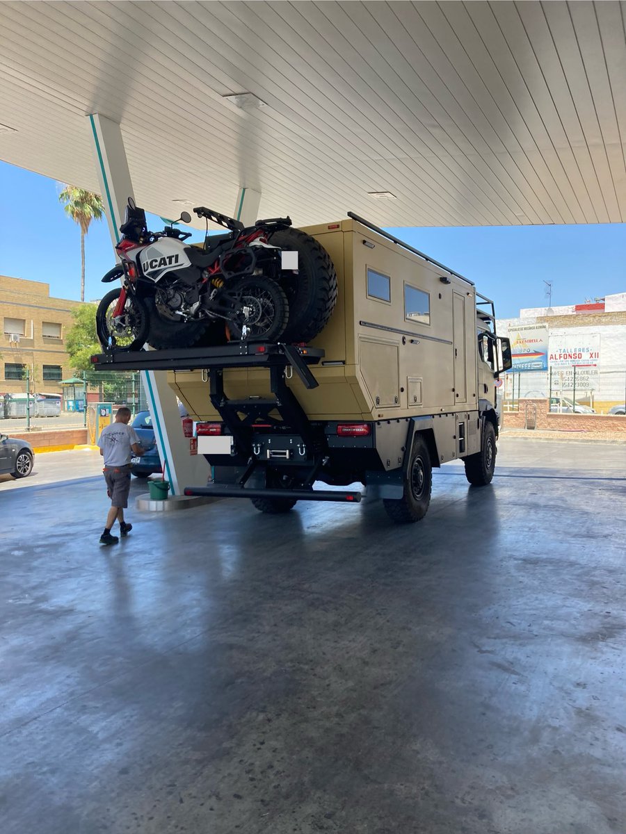 essanjeronimo's tweet image. Buenas tardes amigos, ayer tuvimos la visita de un camión MAN camperizado, que era espectacular, y con una DUCATI en la plataforma!!🤩

Esta transformación ha sido realizada por una empresa ubicada en nuestro barrio, enhorabuena!!
👏🏻👏🏻👏🏻👍