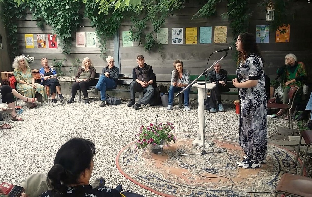 Zondagmiddag 28 juli: voordrachten van poëzie door leden van schrijfgroep "De Klus". Maar ook anderen (bezoekers) mogen voordragen. Vrij toegang. Meer informatie: tuinparkbuitenzorg.nl/2024/06/zo-28-…