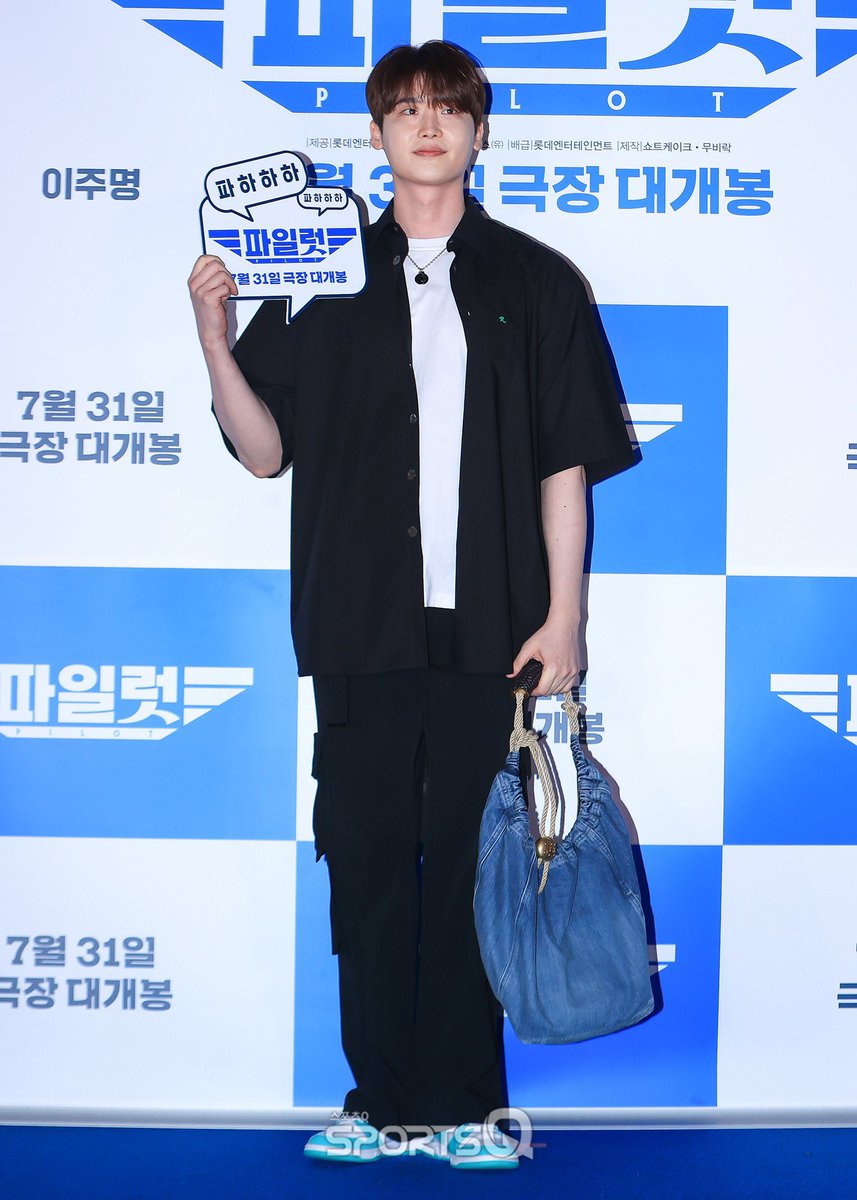 withjsID's tweet photo. Lee Jongsuk terlihat di acara Pilot VIP screening
LUCU BANGET ABANG RAMBUTNYA ๐ปโโ๏ธ๐ค๐ผ๐งก
#LeeJongSuk #์ด์ข
์
#jongsuk0206
#LeeJongSukIndonesia
#WithIndonesia
#WithJsIndonesia_ofc
#amanproject
#vipscreening https://t.co/KvAeFjvbnR