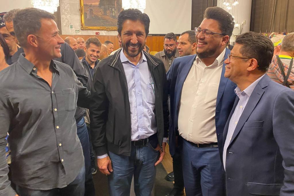 pavarini's tweet photo. PCC: Para Conhecimento da Cidade

@ricardo_nunessp aparece em convenção do PL e chama Boulos de invasor e vagabundo 

Com Bolsonaro ausente, prefeito fez aceno aos bolsonaristas em evento que confirmou ex-Rota como vice https://t.co/Vrz4x3CNpC

#descontrolado https://t.co/GSgQ0mMXxq
