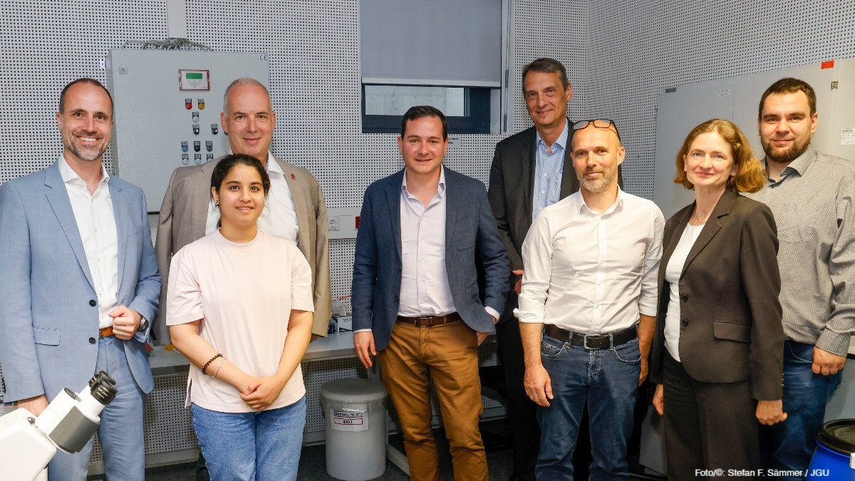 Wissenschaftsminister Clemens Hoch hat auf seiner Sommerreise das Clusterprojekt #CoM2Life an der #UniMainz besucht und sich über die Bewerbung der JGU in der #Exzellenzstrategie informiert presse.uni-mainz.de/clemens-hoch-b… <a href="/MWGRLP/">Ministerium für Wissenschaft und Gesundheit #RLP</a> <a href="/TUDarmstadt/">TU Darmstadt</a> <a href="/mpi_polymer/">Max-Planck-Institut für Polymerforschung</a> #RheinMainUniversitäten