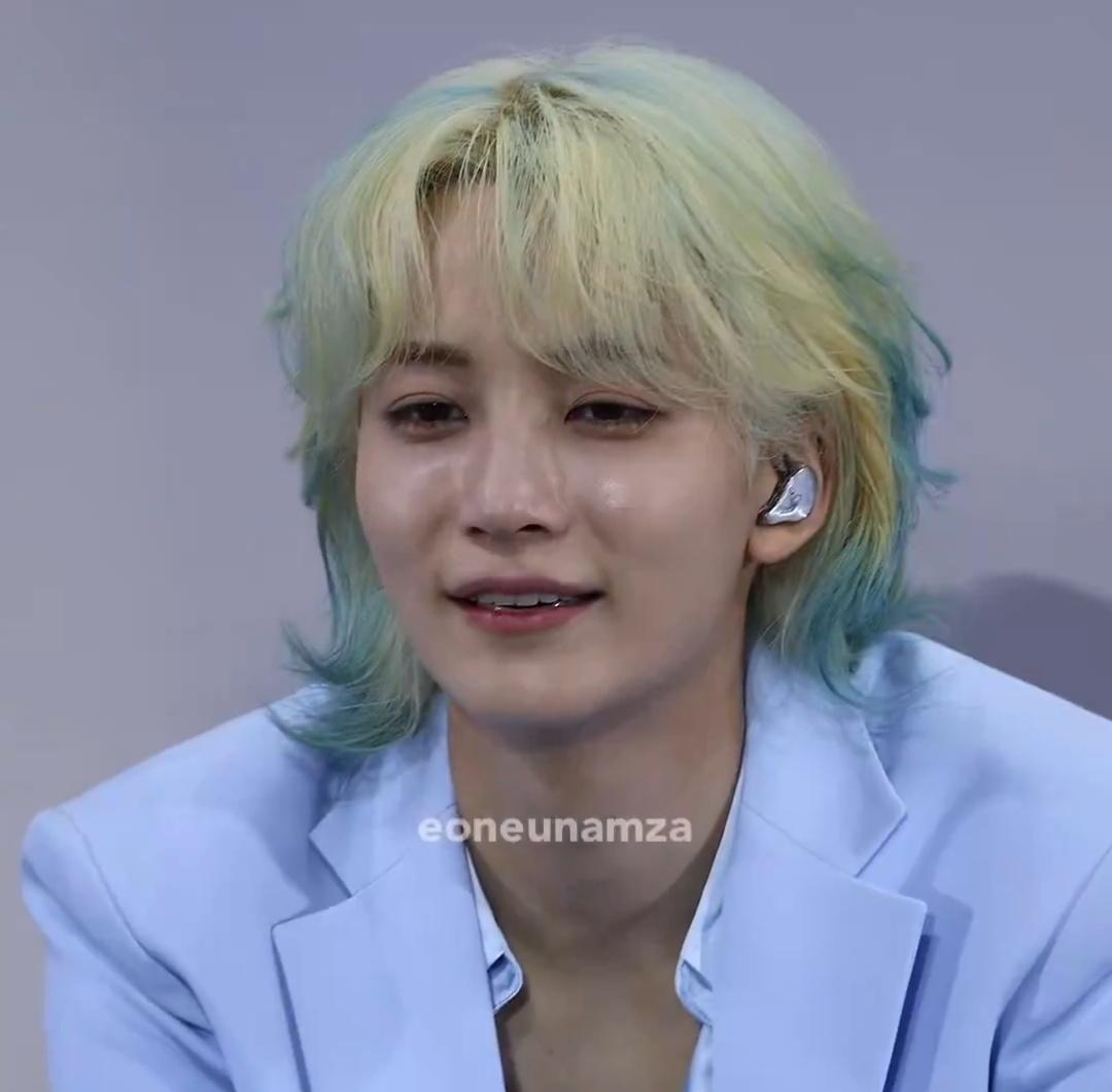 fluffyeunhee's tweet photo. jeonghan and felix being the prettiest men alive https://t.co/aF76L9LDcw