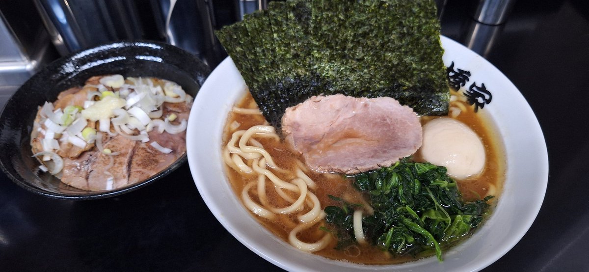 bokobokogym1228's tweet photo. 本日の夕食🌃🍴

板橋家🎶
海苔ラーメン+ミニチャーシュー丼🍜

本日は体調不良で急遽休暇もらって爆睡💤夕方まで爆睡したら身体がだいぶ楽に🙋

板橋家うんまーい😍濃厚だなぁこのスープ✨チャーシュー丼もミニなのにだいぶボリュームあるね😂

さぁ休んでしまった分、明日からまた仕事がんばるぞ✊ https://t.co/Xwb09T59BZ