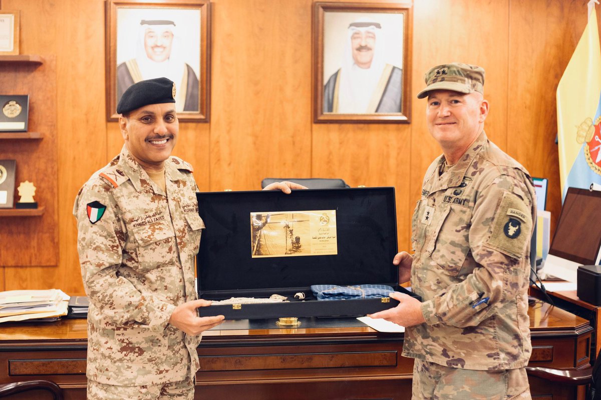 استقبل آمر #القوة_البرية اللواء الركن خالد علي زايد بمكتبه قائد #قوة_واجب_سبارتن الأمريكية اللواء تشارلز كامبر .

حيث تم خلال اللقاء تبادل الأحاديث الودية ومناقشة أهم الأمور والمواضيع ذات الإهتمام المشترك بين القوة البرية الكويتية و قوة سبارتن الامريكية الصديقة .

#الجيش_الكويتي