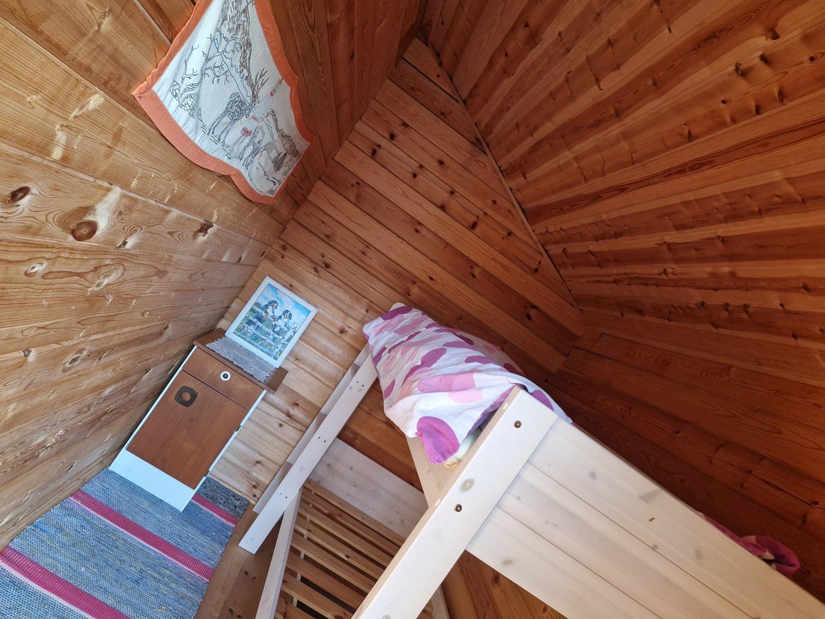 TornyMogren's tweet photo. Sen verran mökillä porukkaa, että "voitin" itselleni aittamajoituksen. Porukka kun tullut maalikyliltä maalle #lomat https://t.co/oYWyaH7tPs