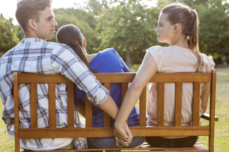 الرجل لا يخون 
بل تخطفه امرأه من امرأه اخري  
هم ضحايا اختطاف