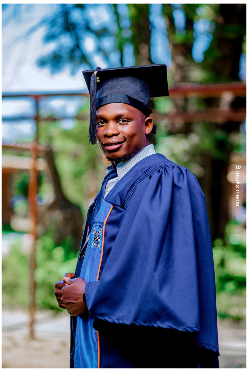 Sindano24's tweet photo. Smile because you deserve it 🥳🥂🕺👩‍🎓 https://t.co/SxFxhhimzV