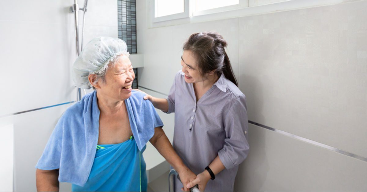 LEseniorcare's tweet image. What do you do if your #elderly parent refuses to #bathe? Look at these helpful tips buff.ly/3nu5uoa  #seniorcare #agingcare #bathing #routine #seniorissues #hygiene #dementia #Mesa #Tempe