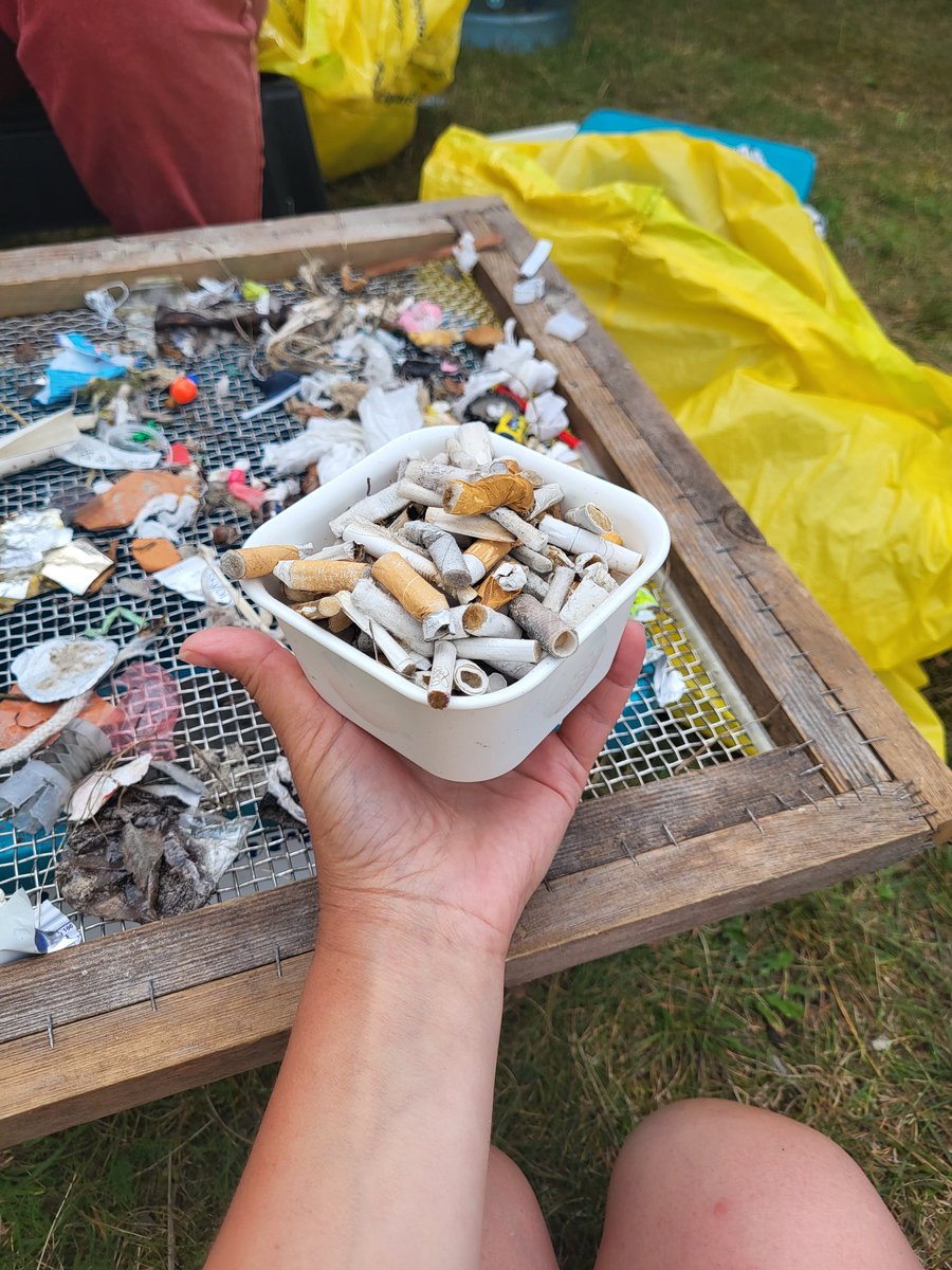 Paturpināšu izsmēķu jautājumu. Tie Latvijā sastāda trešdaļu pludmalē atrasto atkritumu. Šajā kastītē redzam 150 izsmēķus. Vidēji katros simts pludmales metros Latvijā var atrast 120 izsmēķus. Šie skaitļi šķiet neticami, kamēr pašam nav nācies piedalīties atkritumu monitoringā.