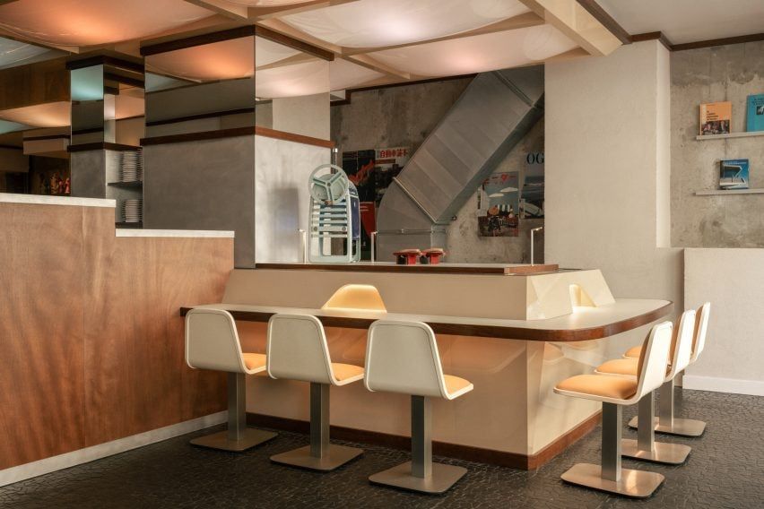 CaadDesign's tweet photo. Matsuri fusiona el modernismo americano y el diseño japonés, creando un espacio único y elegante.

Diseño: Rudy Guénaire  
Localidad: París, Francia
Fuente: dezeen
https://t.co/omtoBkbVU2 

 #loveisinretail #retail #retaildesign #storedesign #visualmerchandising #interiorismo https://t.co/f7oNnfdiUH
