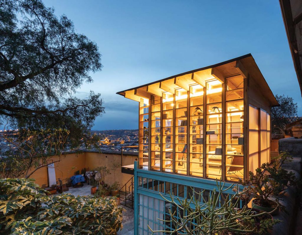 Cuarto en el aire  👉 ow.ly/vkXb50Q7wfU Un espacio armado mediante un sistema constructivo sencillo, eficiente, económico y rápido.

#Arquitectura RAMA estudio #MaderayConstrucción