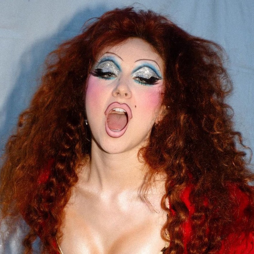 poptime's tweet photo. 🚨 Pabllo Vittar alega ser A PRIMEIRA drag a estrear no Top 50 do Spotify Global, ignorando Chappell Roan, em podcast da Bianca DellaFancy:

Bianca: "A primeira drag, não vem com essa história de primeira latina, o c@ralho! Ponto."
Pabllo: "Não, A PRIMEIRA! Pabllo Vittar!" https://t.co/ZK0vrPOF5H