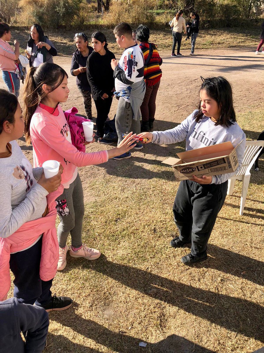 🤲🏼💙 La semana pasada la Filial de Obispo Trejo, hizo entrega de ropa que juntaron durante Mayo y Junio. 
🧉 También compartieron una merienda con los vecinos presentes y repartieron golosinas para los más peques.

#NuncaCaminarasSolo