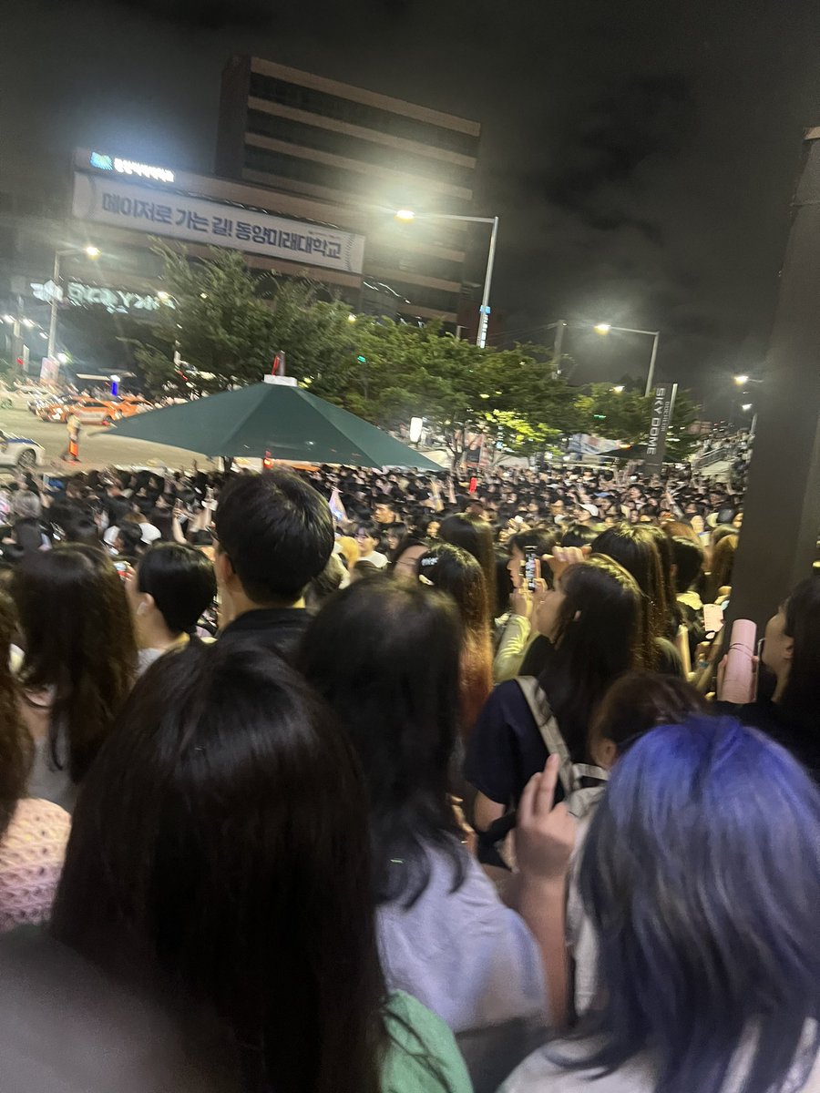 제발 퇴근길 본다고 길 막지 말아주세요….
진짜 압사당할뻔 했습니다 ㅠㅠㅠㅠㅠㅠㅠ
신호 바뀌면 건너야되는데 안움직이고
앞에 다 막고 있으면 집에 어떻게 갑니까…
애들퇴근길 보고 싶은 마음은 알겠는데
내가 먼저 황천길 갈 뻔했어요… 제발 순차적으로 내보내줬으면 질서 좀 지켜주세요
