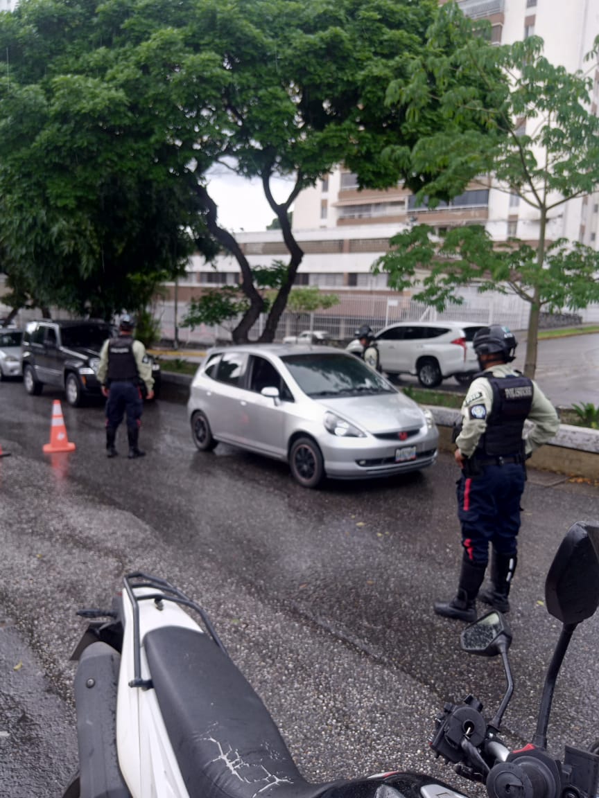 PolisucreOficia's tweet photo. #23Julio | Cumpliendo lineamientos del @MijpVzla se informa a la ciudadanía  Puntos de Atención al Ciudadano (PAC) bajo estricta supervisión se encuentran activos en: #LosDosCaminos #Sebucan #AvSanz #Petare  #LaUrbina  #UrbTerrazasDelAvila #LosCortijos #LaCalifornia #Mariches https://t.co/MaumNuuYzA