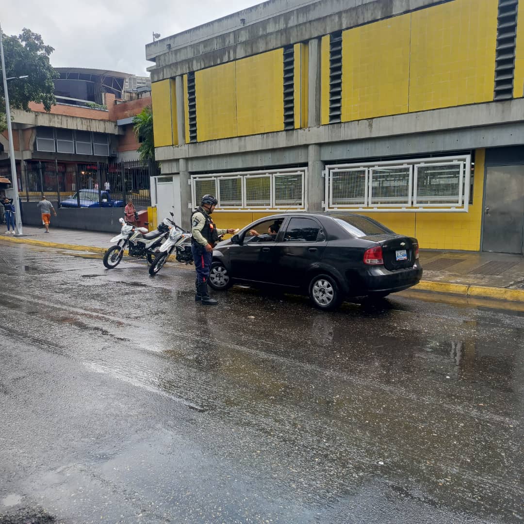 PolisucreOficia's tweet photo. #23Julio | Cumpliendo lineamientos del @MijpVzla se informa a la ciudadanía  Puntos de Atención al Ciudadano (PAC) bajo estricta supervisión se encuentran activos en: #LosDosCaminos #Sebucan #AvSanz #Petare  #LaUrbina  #UrbTerrazasDelAvila #LosCortijos #LaCalifornia #Mariches https://t.co/MaumNuuYzA