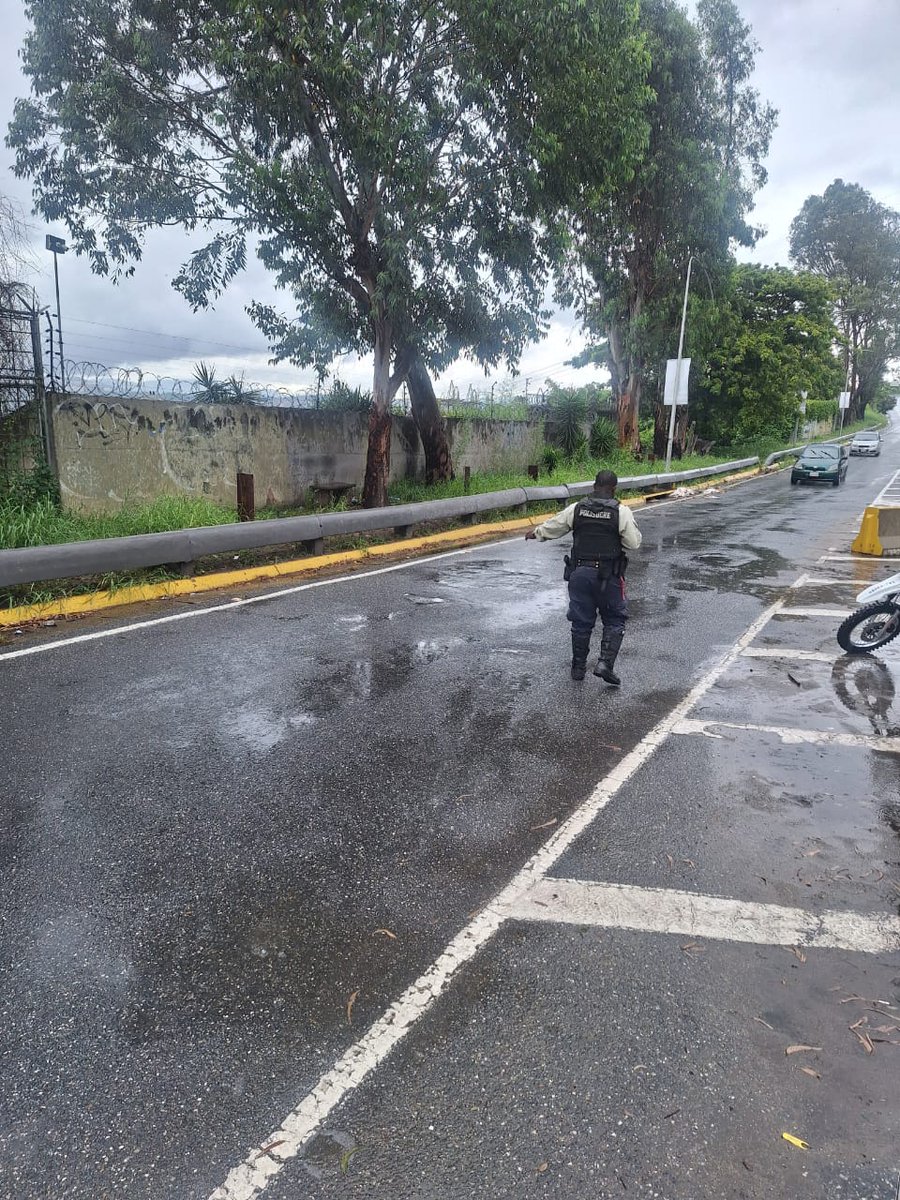 PolisucreOficia's tweet photo. #23Julio | Cumpliendo lineamientos del @MijpVzla se informa a la ciudadanía  Puntos de Atención al Ciudadano (PAC) bajo estricta supervisión se encuentran activos en: #LosDosCaminos #Sebucan #AvSanz #Petare  #LaUrbina  #UrbTerrazasDelAvila #LosCortijos #LaCalifornia #Mariches https://t.co/MaumNuuYzA