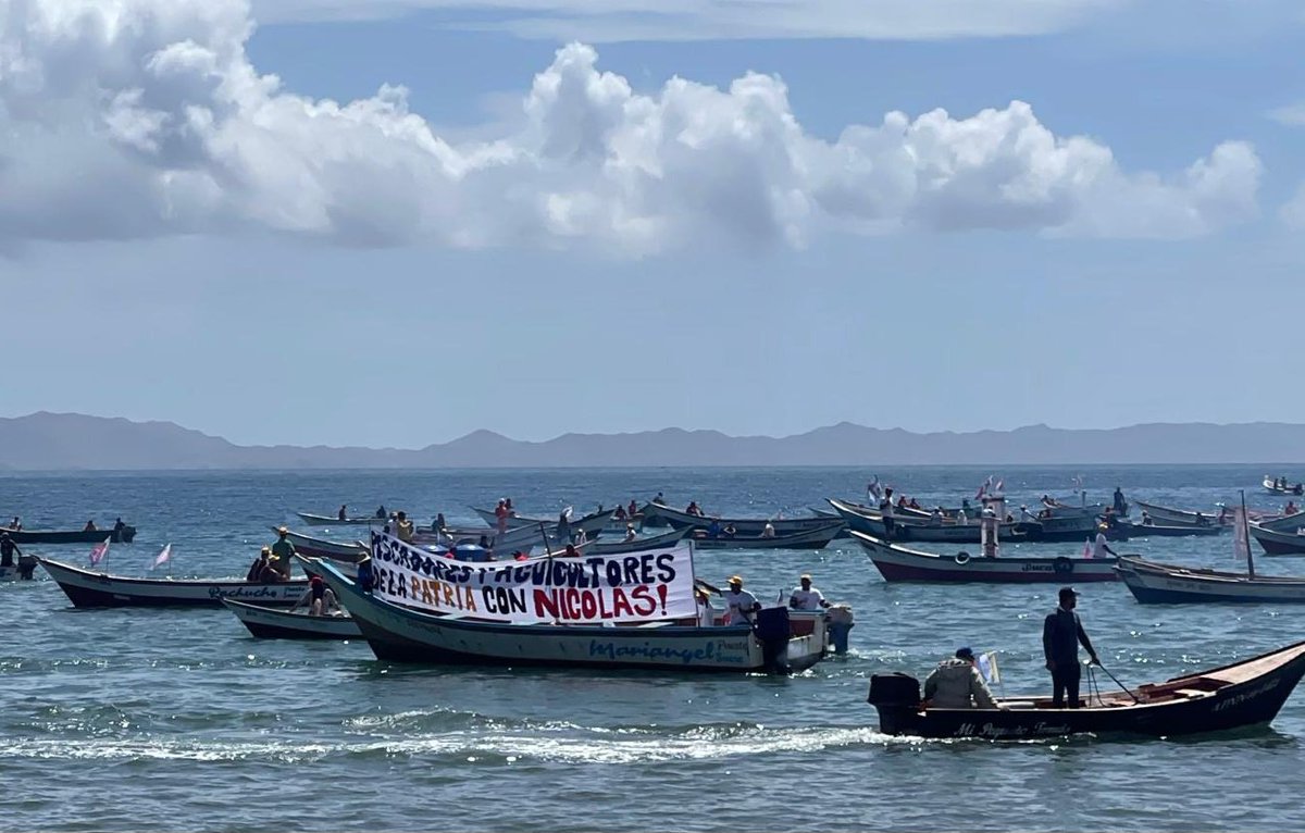 Jcloyo's tweet photo. En tiempos de drones.
Y dónde está los Pescador@s en Sucre? Pues en Cumaná esperando su cierre de campaña para la Victoria Popular del Presidente @NicolasMaduro 
Para los que viven en el micro metaverso de las redes sociales....
Bastante Pueblo hay aquí! Con Chávez y Maduro! https://t.co/p9lDk036mm