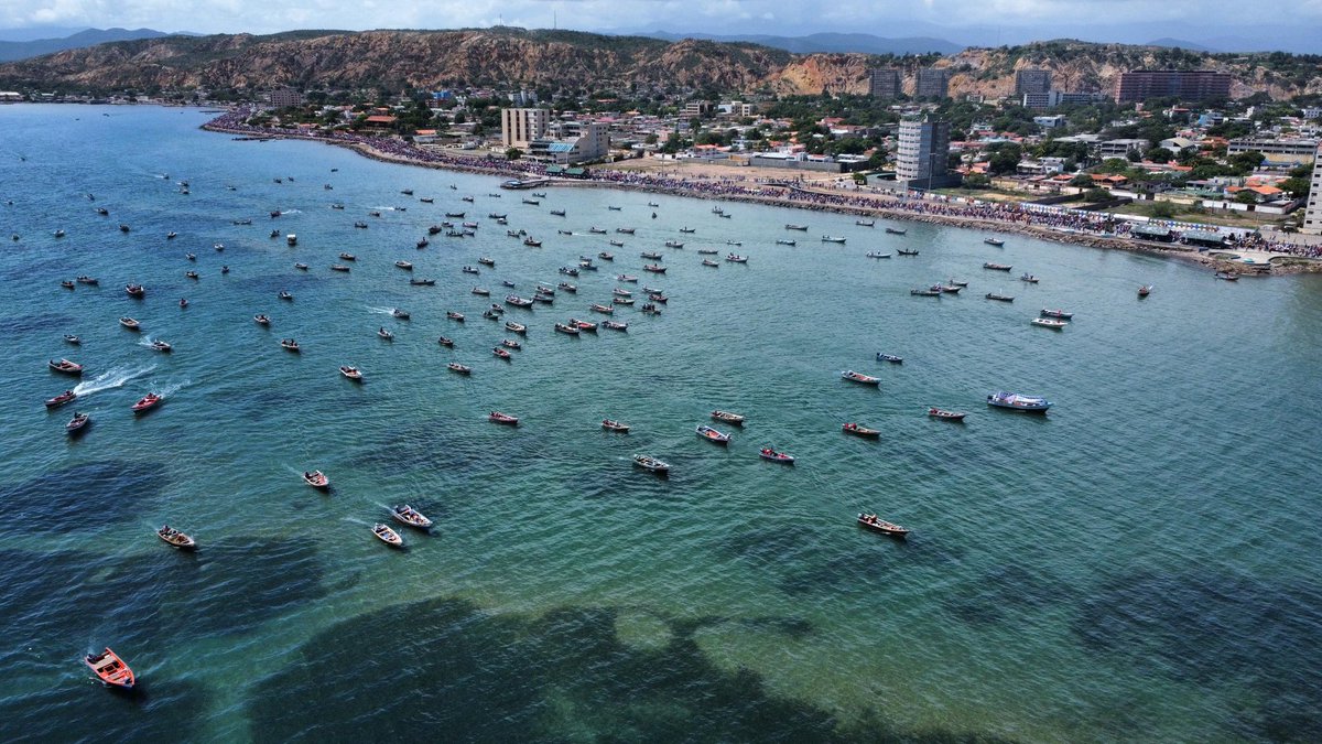 Jcloyo's tweet photo. En tiempos de drones.
Y dónde está los Pescador@s en Sucre? Pues en Cumaná esperando su cierre de campaña para la Victoria Popular del Presidente @NicolasMaduro 
Para los que viven en el micro metaverso de las redes sociales....
Bastante Pueblo hay aquí! Con Chávez y Maduro! https://t.co/p9lDk036mm