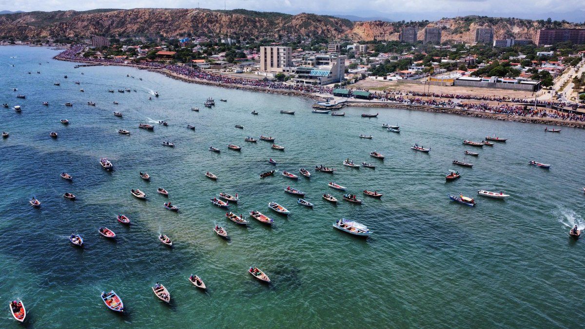Jcloyo's tweet photo. En tiempos de drones.
Y dónde está los Pescador@s en Sucre? Pues en Cumaná esperando su cierre de campaña para la Victoria Popular del Presidente @NicolasMaduro 
Para los que viven en el micro metaverso de las redes sociales....
Bastante Pueblo hay aquí! Con Chávez y Maduro! https://t.co/p9lDk036mm