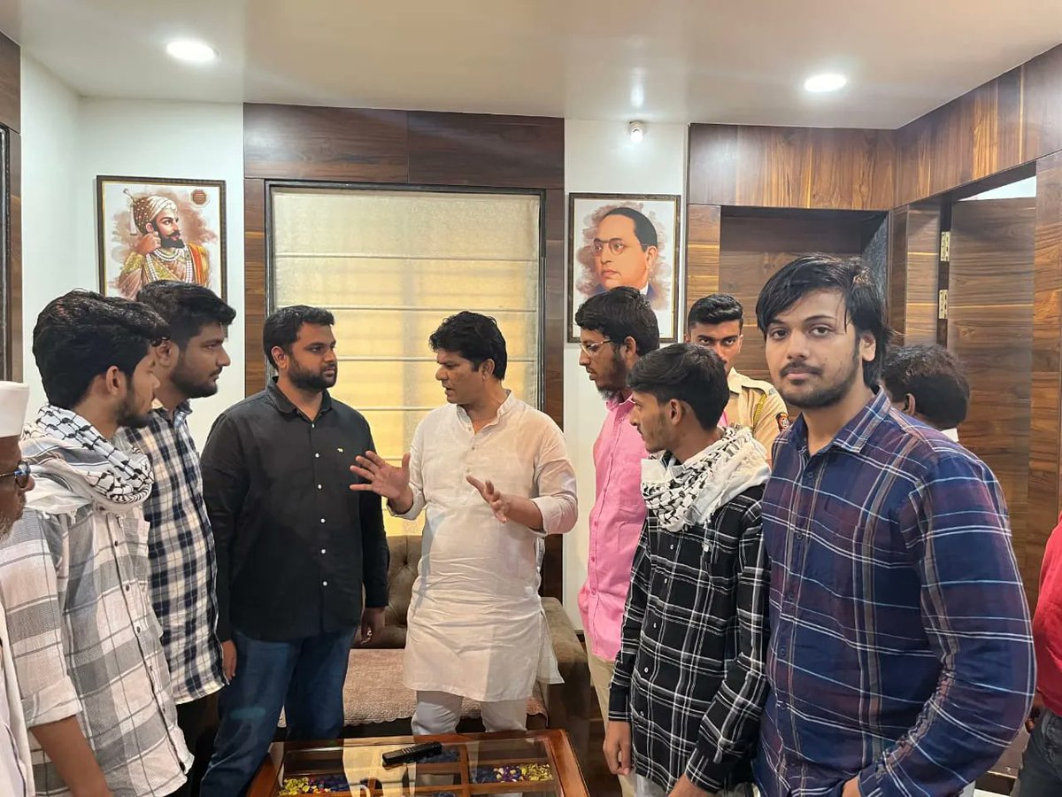 Delegates of <a href="/mnzsio/">SIO Maharashtra North</a> led by Br. Abdullah Faiz (National Secretary) felicitated newly elected MP from Ramtek,  Mr. Shyamkumar Barve with a memento. We discussed notable community &amp; educational issues with him. He assured timely intervention &amp; assistance in the parliament.
#SIOMNZ