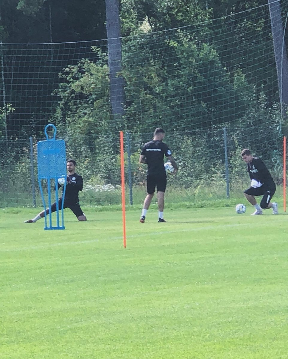 taxilarsson's tweet photo. Oerhört trevlig och lärorik dag hos @ifkvarnamo och målvaktstränare Dusan. Där besöket kröntes med ett möte och fotbollssnack med #VM94 hjälten Jonas Thern och även ett kortare samtal med sonen @SimonThern ⚽️🤩 https://t.co/gDCPsxjWUK