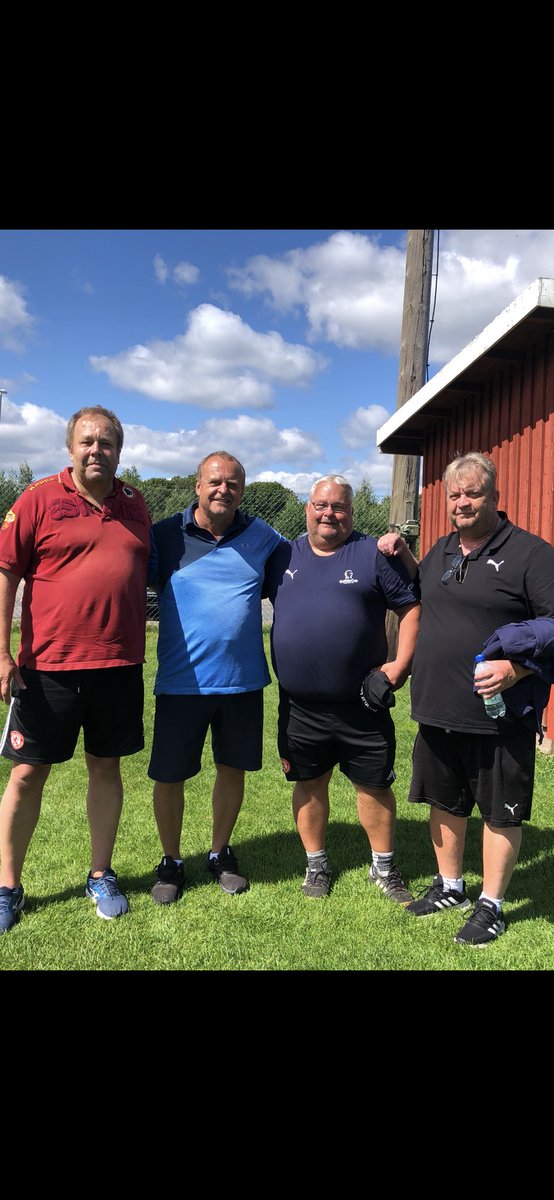 taxilarsson's tweet photo. Oerhört trevlig och lärorik dag hos @ifkvarnamo och målvaktstränare Dusan. Där besöket kröntes med ett möte och fotbollssnack med #VM94 hjälten Jonas Thern och även ett kortare samtal med sonen @SimonThern ⚽️🤩 https://t.co/gDCPsxjWUK