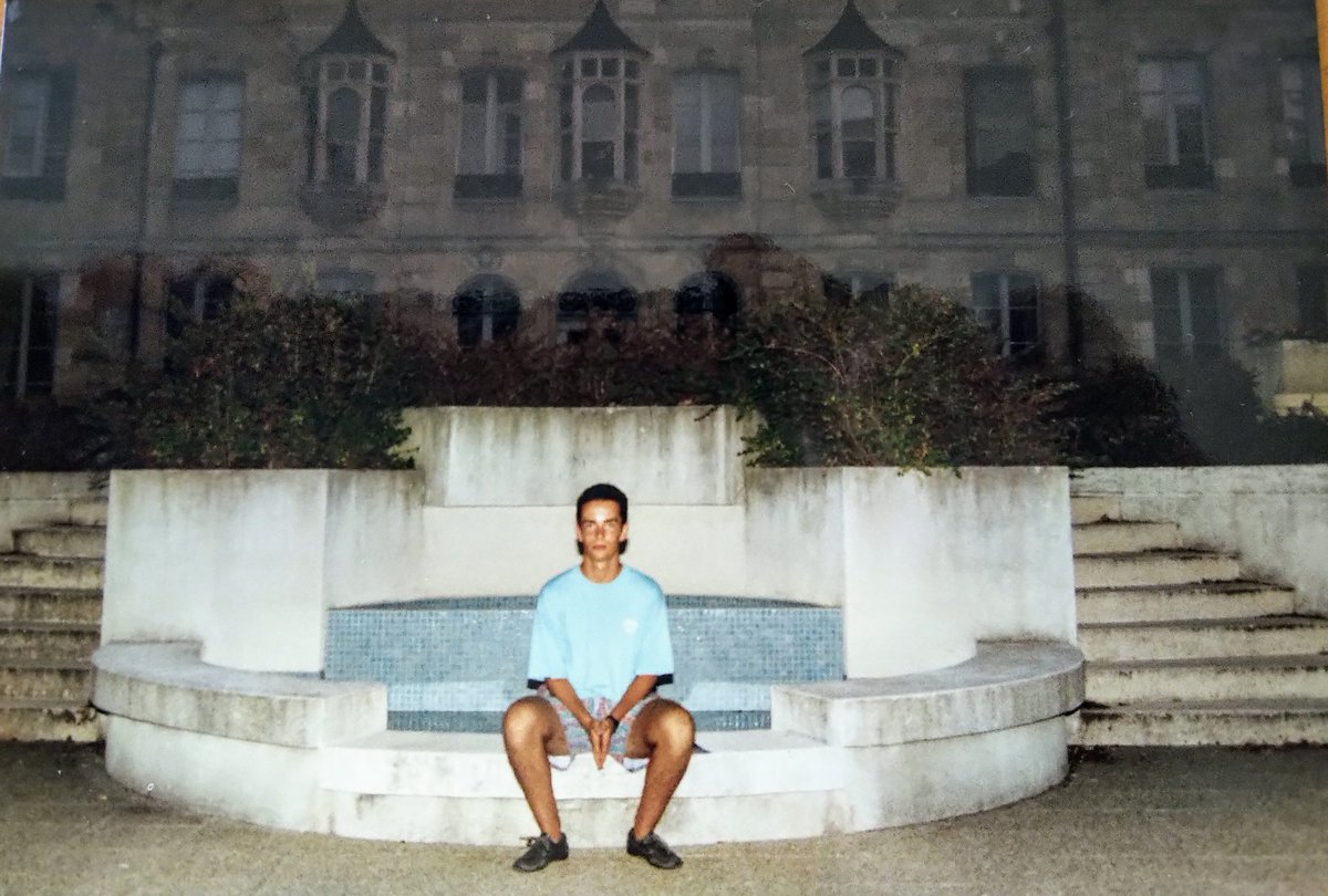 #Girondins #Foot #AJamais #Soutien #Supporter
Aujourd'hui, le jeune homme qui découvrait le Haillan en 1994 est un fan triste des <a href="/girondins/">FC Girondins de Bordeaux</a> 😓
Tout mon soutien aux salariés, aux prestataires du club, aux fidèles supporters 🤝