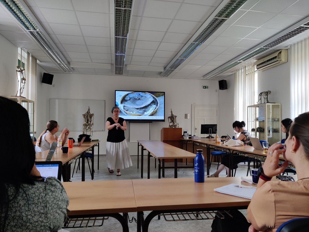 Day 7 of the summer school Anthropology of Cremation: Osteology day with Dr. Jaskulska! A day packed with practicals, micro-excavation, and insightful lectures.
