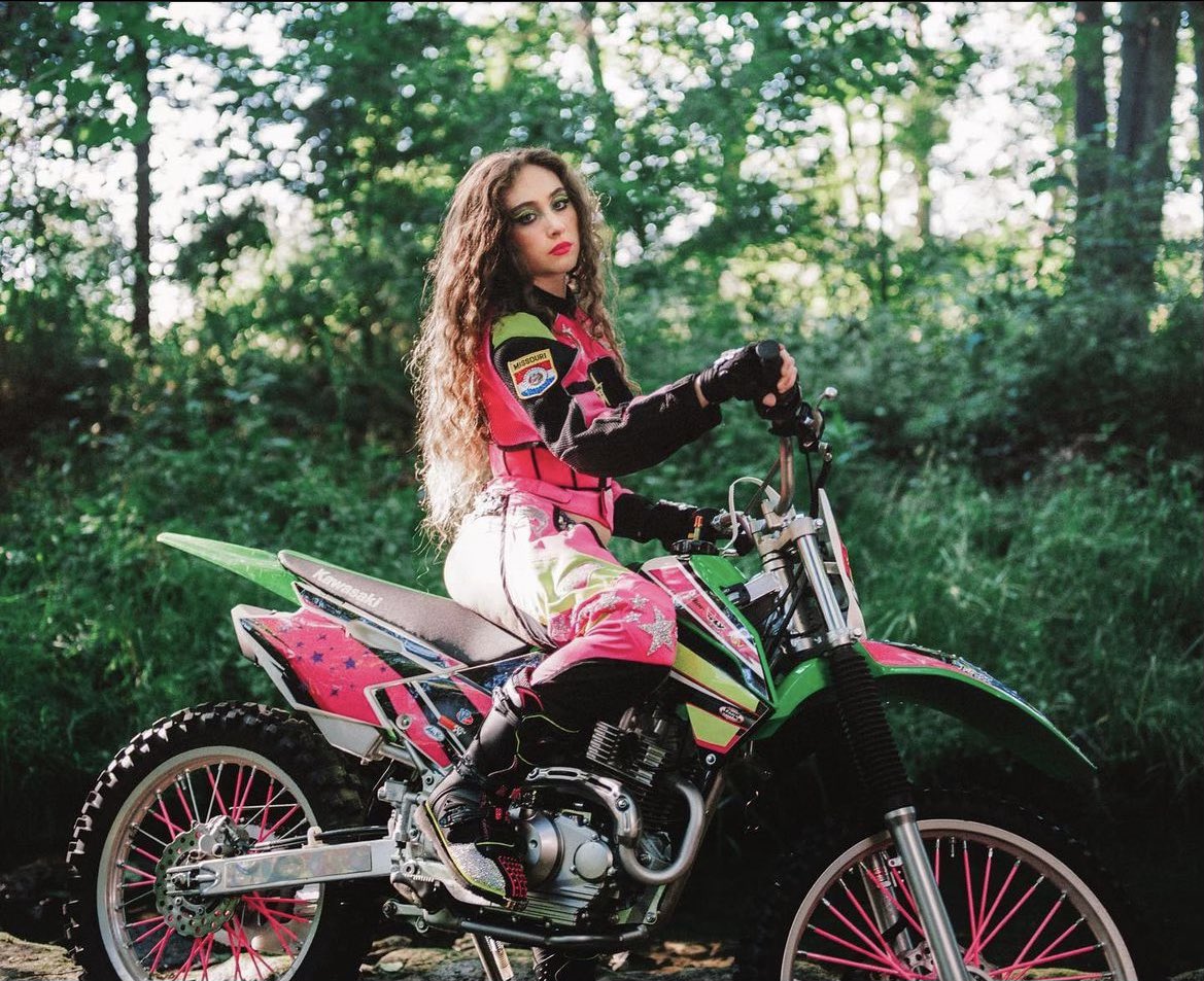 BeccaBalintVT's tweet photo. Hey twin @ChappellRoan 👋🏍️ https://t.co/aPhqmGI7mB