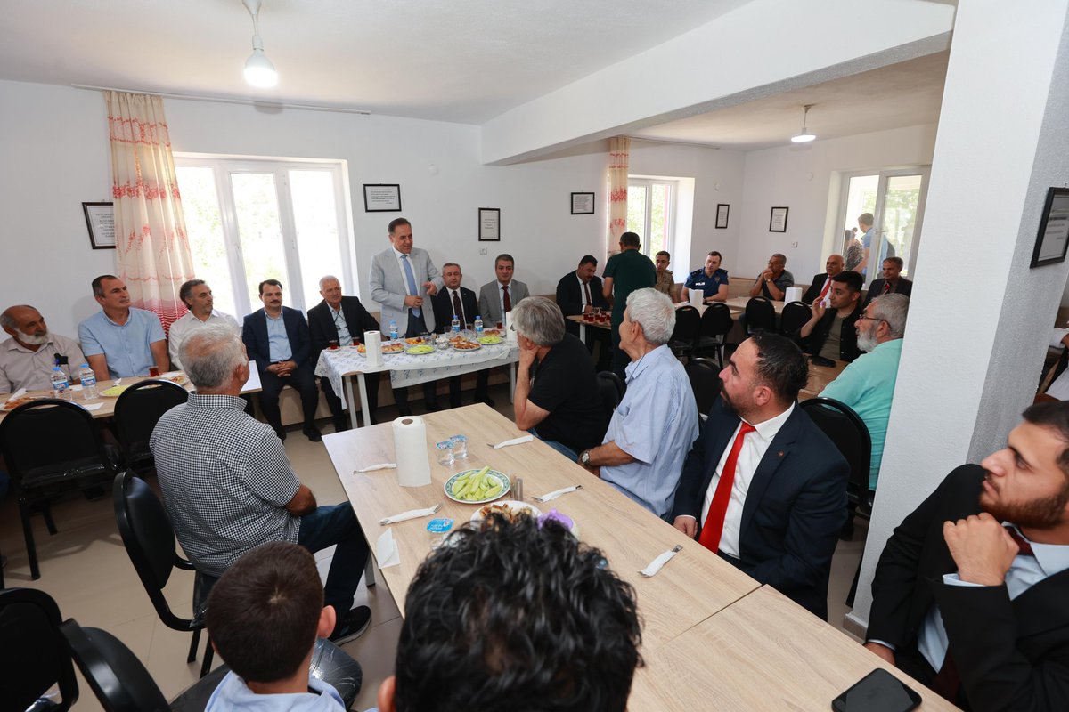 ahusta07's tweet photo. 📌Yayladere Batıayaz Köyü
29 Mayısta ziyaret ettiğimizde Yayladere-Kiğı arasındaki 54 km’lik yolun bakım-onarım ve asfaltlama çalışması için verdiğimiz sözü tutmanın gururu ile  Batıayaz köyünü tekrar ziyaret ederek vatandaşlarımızla bir araya geldik. İnsanımız çok hoş ve kadirşinas. Köylülerimizin mutluluğu  görülmeye değerdi. Her şeyin en güzeline layıksınız. Başta Sn. Cumhurbaşkanı Yardımcımız olmak üzere, Vekillerimizle, Özel İdaremizle, çalışanlarımızla 
Sadece işimizi yaptık. Allah sizlerden razı olsun.