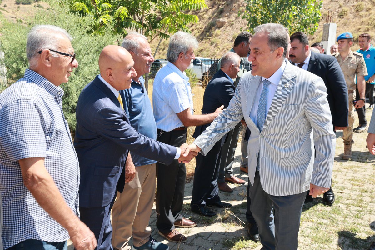 ahusta07's tweet photo. 📌Yayladere Batıayaz Köyü
29 Mayısta ziyaret ettiğimizde Yayladere-Kiğı arasındaki 54 km’lik yolun bakım-onarım ve asfaltlama çalışması için verdiğimiz sözü tutmanın gururu ile  Batıayaz köyünü tekrar ziyaret ederek vatandaşlarımızla bir araya geldik. İnsanımız çok hoş ve kadirşinas. Köylülerimizin mutluluğu  görülmeye değerdi. Her şeyin en güzeline layıksınız. Başta Sn. Cumhurbaşkanı Yardımcımız olmak üzere, Vekillerimizle, Özel İdaremizle, çalışanlarımızla 
Sadece işimizi yaptık. Allah sizlerden razı olsun.