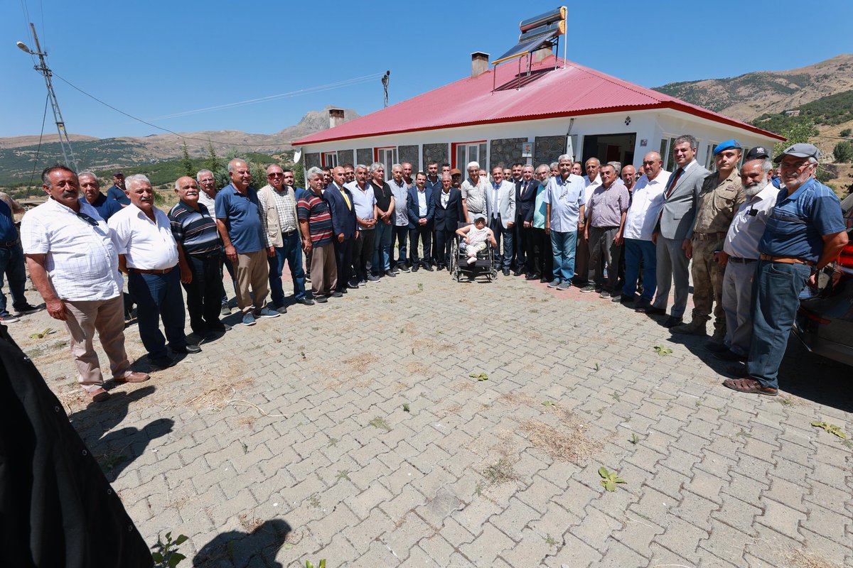 ahusta07's tweet photo. 📌Yayladere Batıayaz Köyü
29 Mayısta ziyaret ettiğimizde Yayladere-Kiğı arasındaki 54 km’lik yolun bakım-onarım ve asfaltlama çalışması için verdiğimiz sözü tutmanın gururu ile  Batıayaz köyünü tekrar ziyaret ederek vatandaşlarımızla bir araya geldik. İnsanımız çok hoş ve kadirşinas. Köylülerimizin mutluluğu  görülmeye değerdi. Her şeyin en güzeline layıksınız. Başta Sn. Cumhurbaşkanı Yardımcımız olmak üzere, Vekillerimizle, Özel İdaremizle, çalışanlarımızla 
Sadece işimizi yaptık. Allah sizlerden razı olsun.