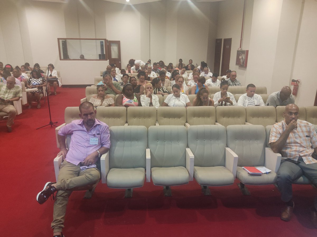 23 de Julio
Importante encuentro con directores municipales y de Policlínicos de #LaHabanaEsSalud
Por este 26 de Julio
Muchísimas felicidades para profesionales y trabajadores 
#LaHistoriaPorAsalto 
#LaHabanaViveEnMí