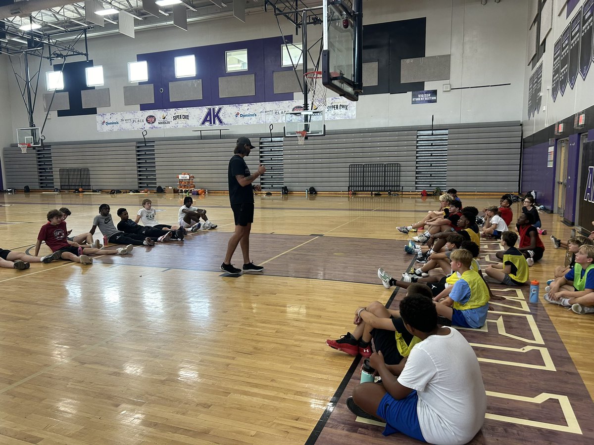 MikeCraft10's tweet photo. Former player and pro basketball player @CoachWesMorgan stopped by today to talk to the Four C’s camp!  #TCC https://t.co/lpB9Yk0GFa