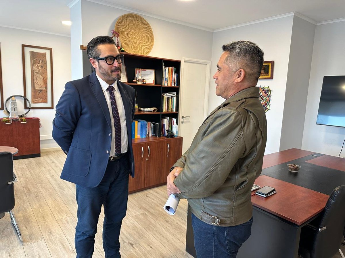 CONADI_Gob's tweet photo. 🔵El Director Nacional (s) de #CONADI, Álvaro Morales Marileo, se reunió con Aka Hanga Rapu Tuki, Administrador @Muni_Rapanui, quien se encuentra gestionando recursos para #Tapati #RapaNui 2025, una de las fiestas culturales más importantes de la Polinesia #ChileAvanzaContigo🗿 https://t.co/ysOqvJJ4n0