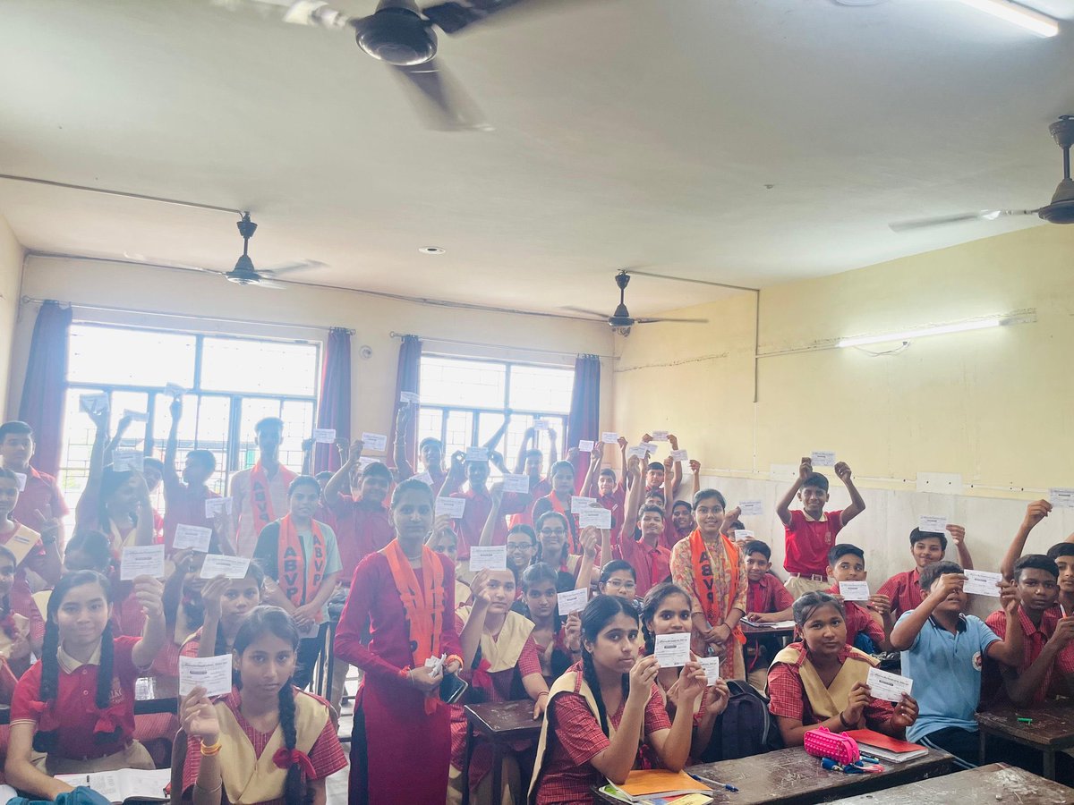 VirendraSinghHV's tweet photo. "देश के प्रति स्कूली विद्यार्थियों का प्रेम- विद्यार्थी परिषद के प्रति स्कूली छात्रों का विश्वास" 

चित्तौड़ प्रांत में अभाविप कोटा महानगर द्वारा स्कूली विद्यार्थियों अखिल भारतीय विद्यार्थी परिषद की सदस्यता ग्रहण करने के लिए उत्सुक हैं। 

#JoinABVP #SchoolMembershipDrive https://t.co/NquQrpP5fV