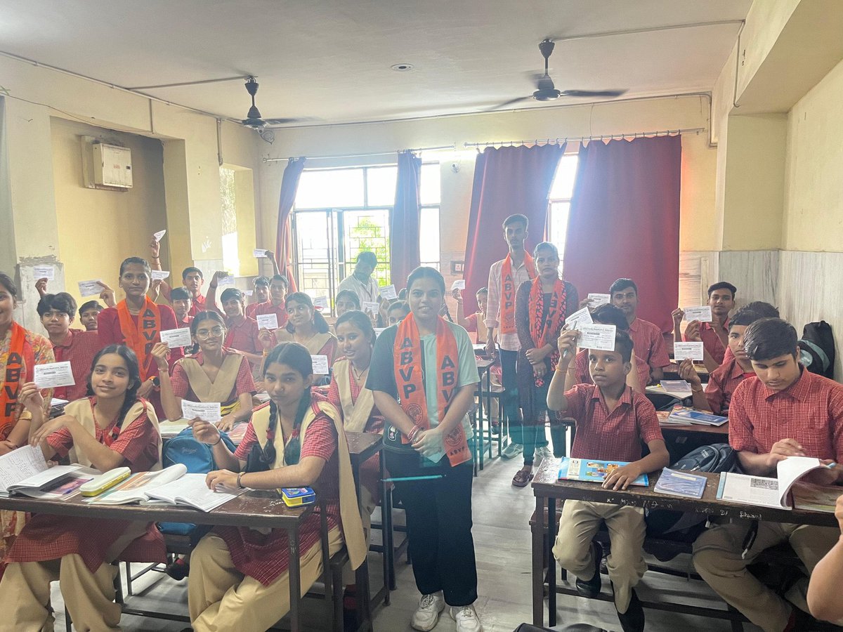 VirendraSinghHV's tweet photo. "देश के प्रति स्कूली विद्यार्थियों का प्रेम- विद्यार्थी परिषद के प्रति स्कूली छात्रों का विश्वास" 

चित्तौड़ प्रांत में अभाविप कोटा महानगर द्वारा स्कूली विद्यार्थियों अखिल भारतीय विद्यार्थी परिषद की सदस्यता ग्रहण करने के लिए उत्सुक हैं। 

#JoinABVP #SchoolMembershipDrive https://t.co/NquQrpP5fV