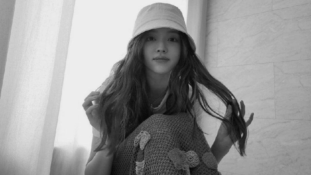 bucket hat or baseball cap. i don't know, i think i look good in any hat.