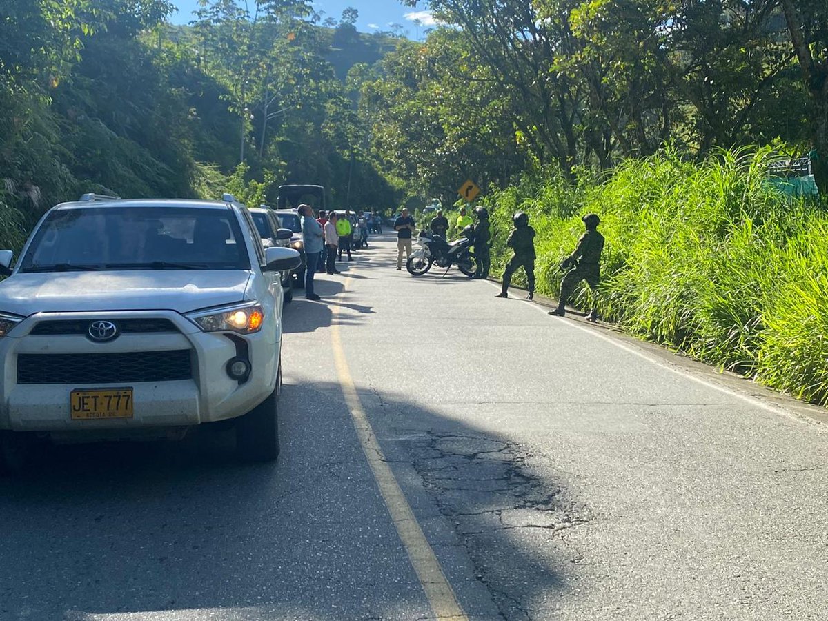 lafm's tweet photo. #Atención | Disidentes de las Farc que hacen parte de la mesa de negociación con el Gobierno Nacional están transportando guerrilleros con órdenes de captura en camionetas de la UNP. La FM de RCN confirmó que se trata de alias ‘Firu’, cabecilla de la estructura 36 de las disidencias del Estado Mayor Central 'Gentil Duarte', quien tiene orden de captura vigente.