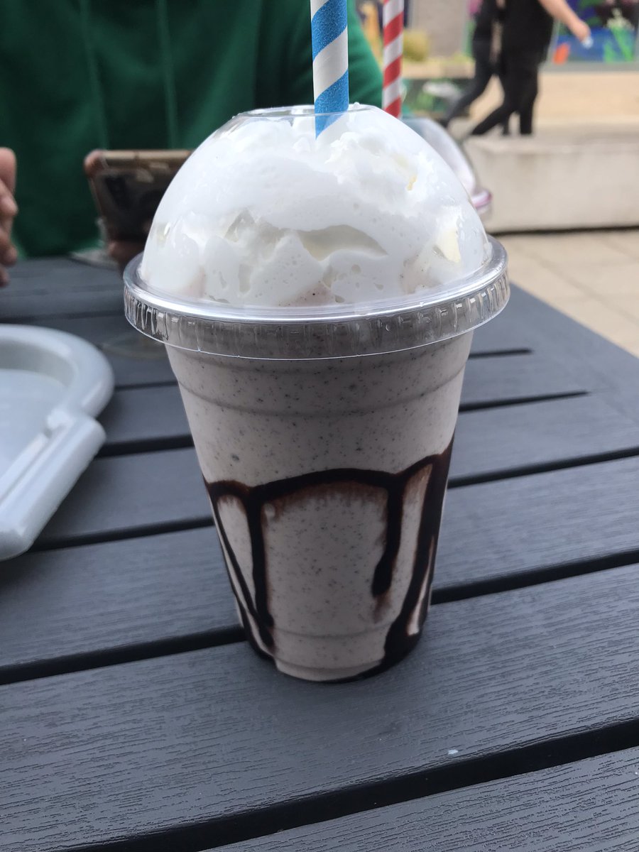 bradbradnotgood's tweet photo. Got the extra whipped cream. Wanted to cram as much FAT FUCK as possible https://t.co/foy0wLXWl0
