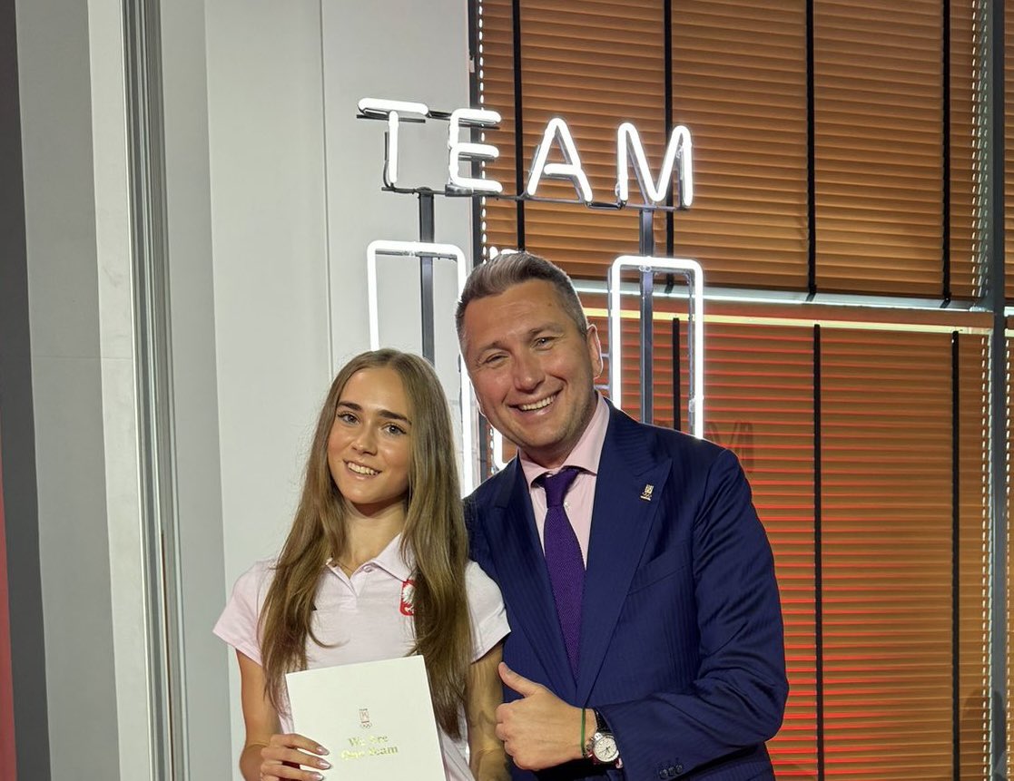 RPiesiewiczPKOl's tweet photo. Dziś ostatnia grupa polskich olimpijczyków odebrała w Warszawie nominacje do Olimpijskiej Reprezentacji Polski #Paryż2024. Była wśród nich Anastazja Kuś - nasza najmłodsza olimpijka na te igrzyska, która swoją olimpijską przygodę rozpoczynała na Olimpijskich Festiwalach Młodzieży Europy i zdobywała tam medale! Powodzenia w Paryżu Anastazja!
Także tym razem, dzięki uprzejmości @prezydentpl @AndrzejDuda nasi olimpijczycy udadzą się do Francji samolotem prezydenckim. Jeszcze raz dziękuję Panu Prezydentowi za ten honor. To piękny gest godny naszej dumy narodowej czyli naszych olimpijczyków. Reszta #TeamPL ślubowania złoży już w Paryżu.