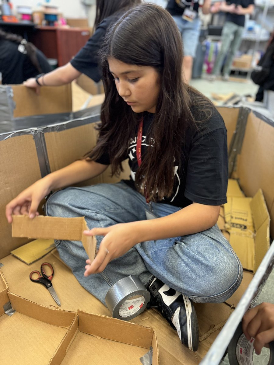 USC_ProjectPay's tweet photo. We managed to give 40 pre teens box cutters and no one injured themselves. A STEM miracle. https://t.co/PxAL0ZGLLy