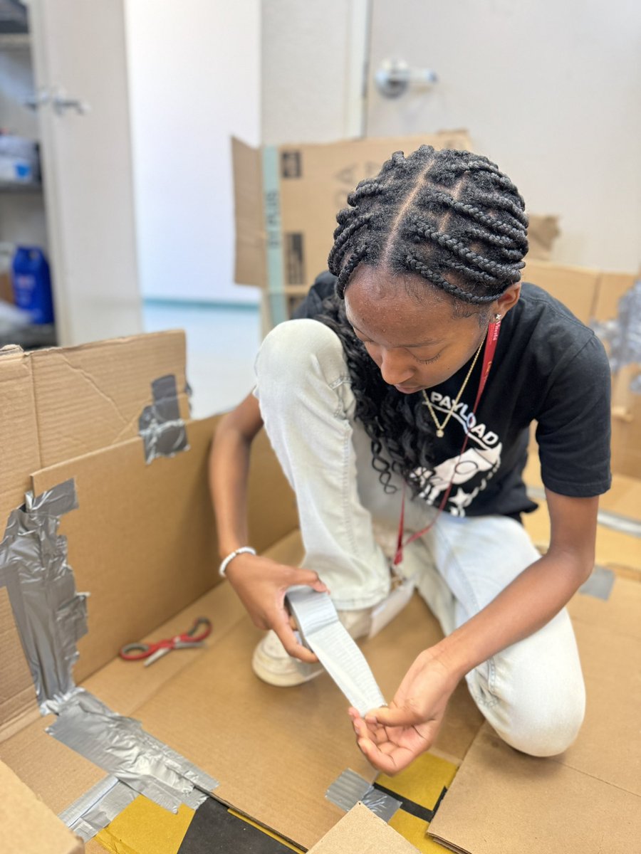 USC_ProjectPay's tweet photo. We managed to give 40 pre teens box cutters and no one injured themselves. A STEM miracle. https://t.co/PxAL0ZGLLy