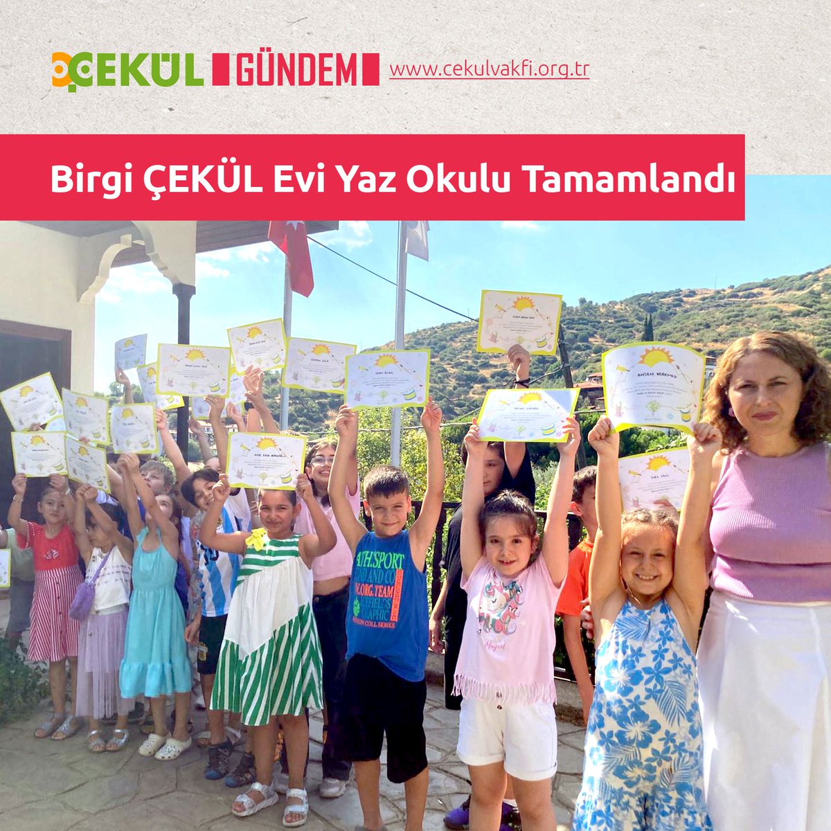 cekulvakfi's tweet photo. Bu yıl 7’ncisi düzenlenen Birgi ÇEKÜL Evi Yaz Okulu, 18 Temmuz’da yapılan mezuniyet etkinliğinde çocuklara katılım sertifikalarının verilmesi ve dans partisiyle sona erdi. 

#ÇEKÜLBilgiAğacı @cekulegitim 

Haber linki: https://t.co/U7taxKtbrT https://t.co/bWIZw1q3da