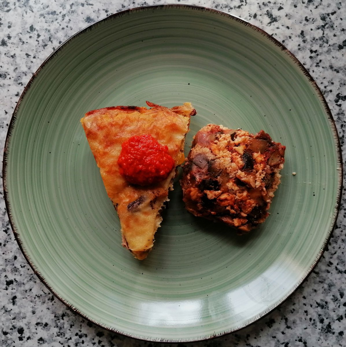 MikeKocht's tweet image. Kein #Twooking, nur gemischtes Resteessen aus der TK

Hirseauflauf "Ratatouille"
mikekocht.at/2024/05/29/hir…

Maisomelett "TexMex"
mikekocht.at/2024/03/27/mai…

Nur der Salat dazu war natürlich gartenfrisch! :-)
