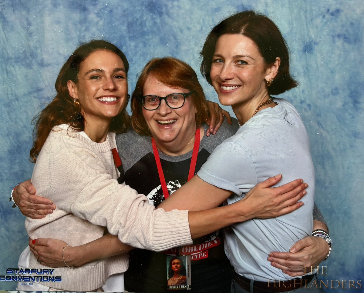 DianeB31's tweet photo. Do I look downright giddy or what?? 😄My favorite mom/daughter duo - @SkeltonSophie and @caitrionambalfe ❤️❤️❤️#Highlanders7 @starfuryevents https://t.co/gPIPNCxIYG